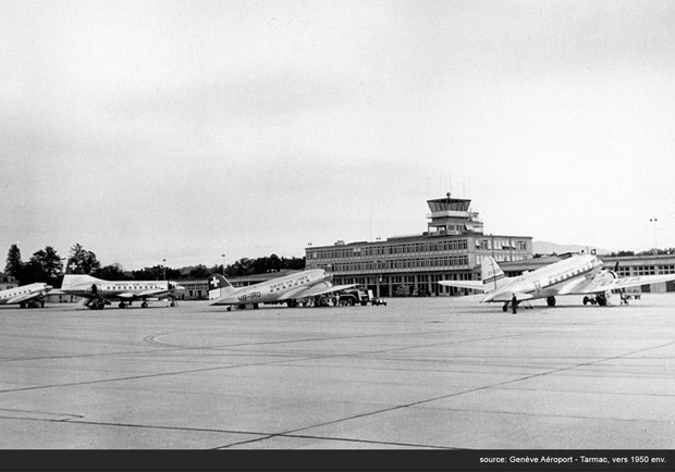 Genf-Cointrin wird zum ersten Interkontinentalflughafen der Schweiz. Erstmals landet hier eine Douglas DC-4 der TWA, und zwar ausserplanmässig. Am 8. April 1946 nimmt die TWA die regulären Flüge von New York-Genf-Rom-Kairos auf. Das Bild stammt vermutlich aus dem Jahr 1950. Während man in Zürich noch über den Bau eines Interkontinentalflughafens nachdachte, schuf Genf vollendete Tatsachen. Zuvor hatte sich die Genfer Kantonsregierung beklagt, dass die Bundesbehörden Zürich bevorzugen würden. Während des Kr…