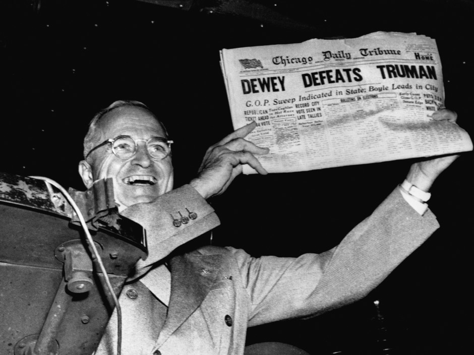Es war die bisher grösste Blamage der amerikanischen Meinungsforscher. Alle Umfragen prophezeiten 1948 eine klare Niederlage des demokratischen Präsidentschaftskandidaten Harry Truman. Auch nach Schliessung der Wahllokale posaunten Radioreporter einen Sieg des Republikaners Thomas Dewey in den Äther hinaus. Die „Chicago Daily Tribune“ titelte in einer ersten Sonderausgabe „Dewey besiegt Truman“. Doch es kam anders. Truman gewann völlig unerwartet und deutlich. Das Bild zeigt Truman, wie er vor seinen Anhän…