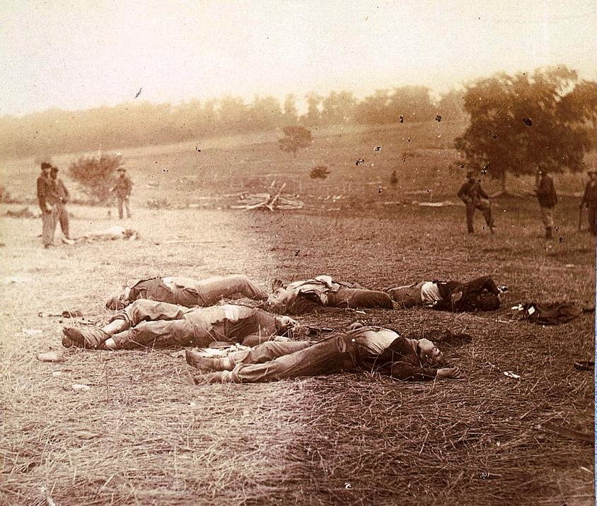 Gettysburg: Die Toten des ersten Tages. Fotografiert im Juli 1863. Fotograf unbekannt. Das Bild zeigt Soldaten der nördlichen Unionsarmee. Sie fallen am ersten Tag der Schlacht von Gettysburg.