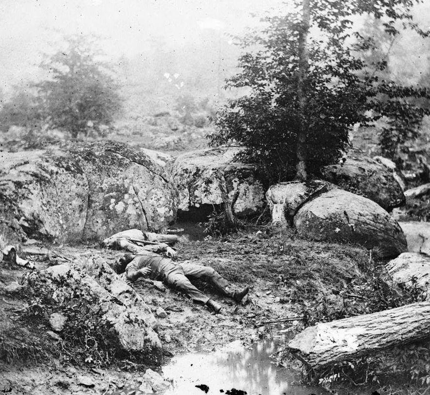 Gettysburg, Juli 1863. Fotograf: Alexander Gardner. Getötete Soldaten der Süd-Armee.