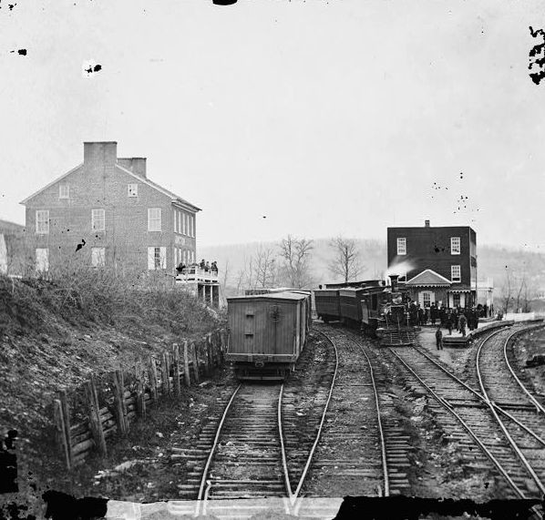Ein Personenzug und ein Güterzug an der Hannover Junction in Pennsylvania nahe bei Gettysburg. Fotografiert im Juni oder Juli 1863. Fotograf unbekannt.