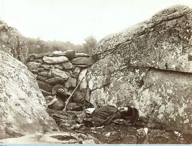 Gettysburg, toter Scharfschütze der konföderierten südlichen Truppen beim "Devil's Den. Fotografiert von Timothy H. O'Sullivan im Juli 1863. Die Unionstruppen gaben dem Bild den Titel "Home of a rebel sharpshooter".