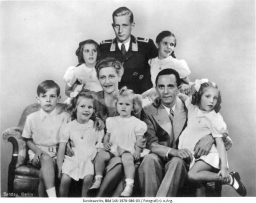 Propagandaminister Joseph Goebbels und seine Frau Magda töten im Führerbunker ihre sechs Kinder mit Zyankali und nehmen – laut verschiedenen Quellen – anschliessend selbst Zyankali. Laut Churchill soll Goebbels einer SS-Wache befohlen haben, ihn und seine Frau zu erschiessen. Die einmarschierenden Sowjets finden die halbverkohlten Leichen am Bunkerausgang. Zwei Tage vor dem Tod, am 29. April, war Goebbels Trauzeuge, als Hitler mit Eva Braun die Ehe schloss. Hitler und Eva Braun begingen am 30. April Selbst…