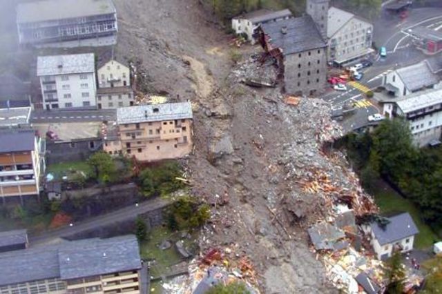 14. Oktober 2000: Unwetterkatastrophe in Gondo im Oberwallis: Überschwemmungen, ein Erdrutsch und eine Schlammlawine reissen Dutzende Häuser mit. 13 Menschen sterben.