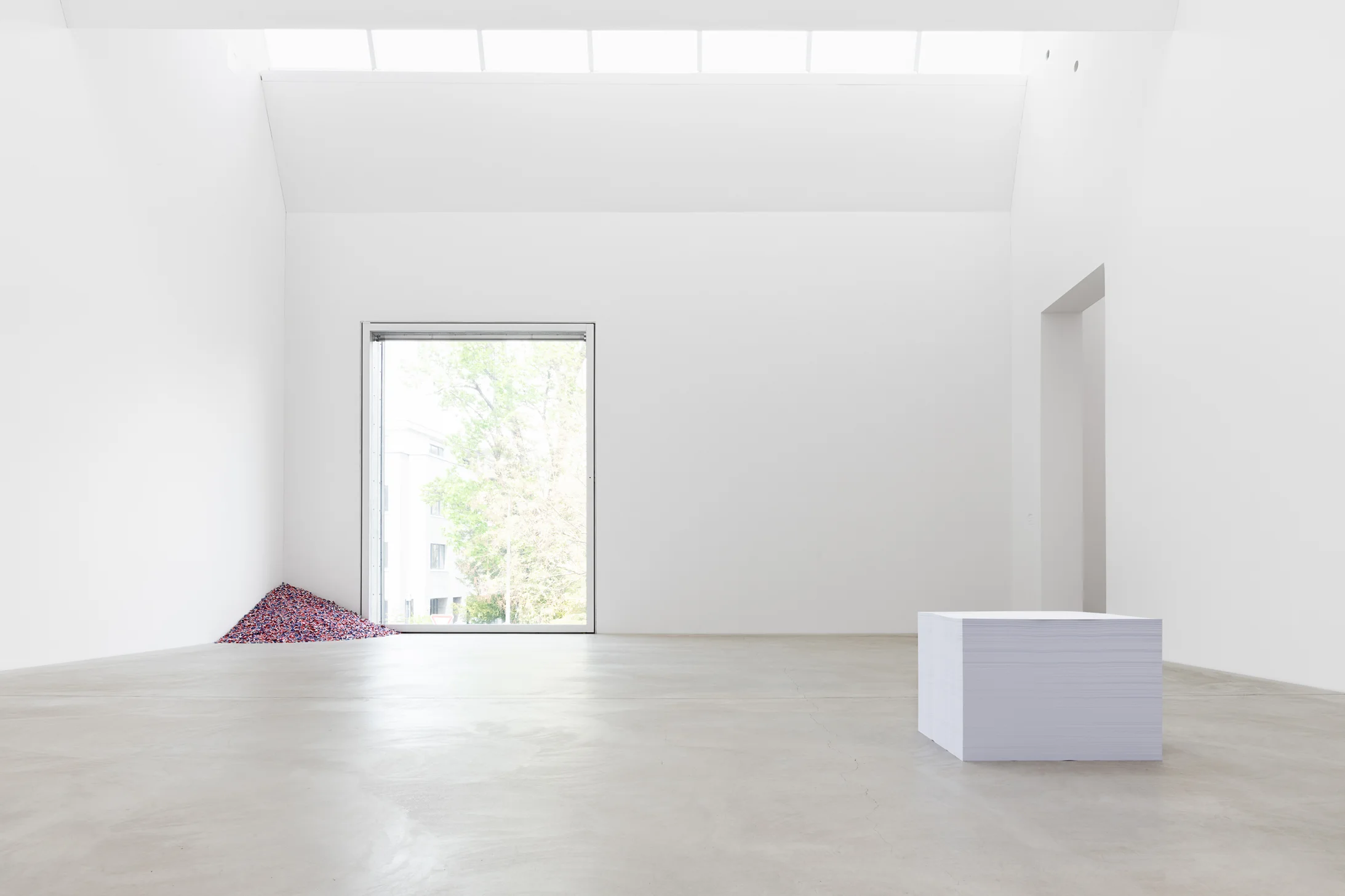 Zwei Werke von Félix Conzáles-Torres: „Untitled – Monument“, 1989, und „Untitled – Welcome Back Heroes“, 1991