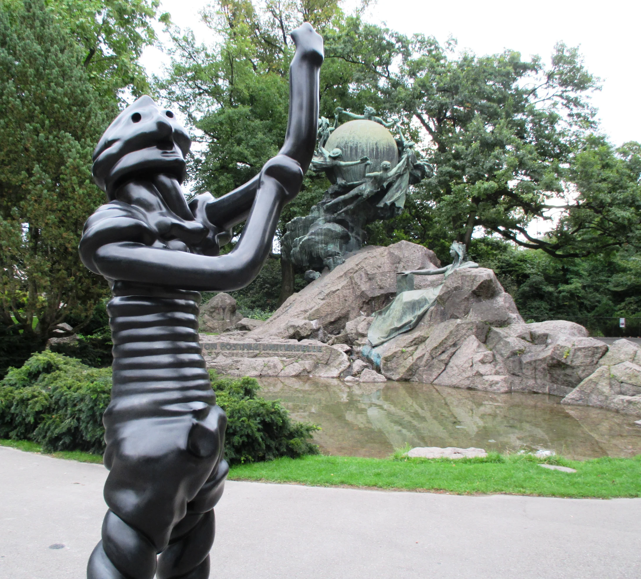 Einer der vier grossen Geister auf der Kleinen Schanze in Bern, direkt vor dem Weltpostdenkmal. (Bild: André Pfenninger)     