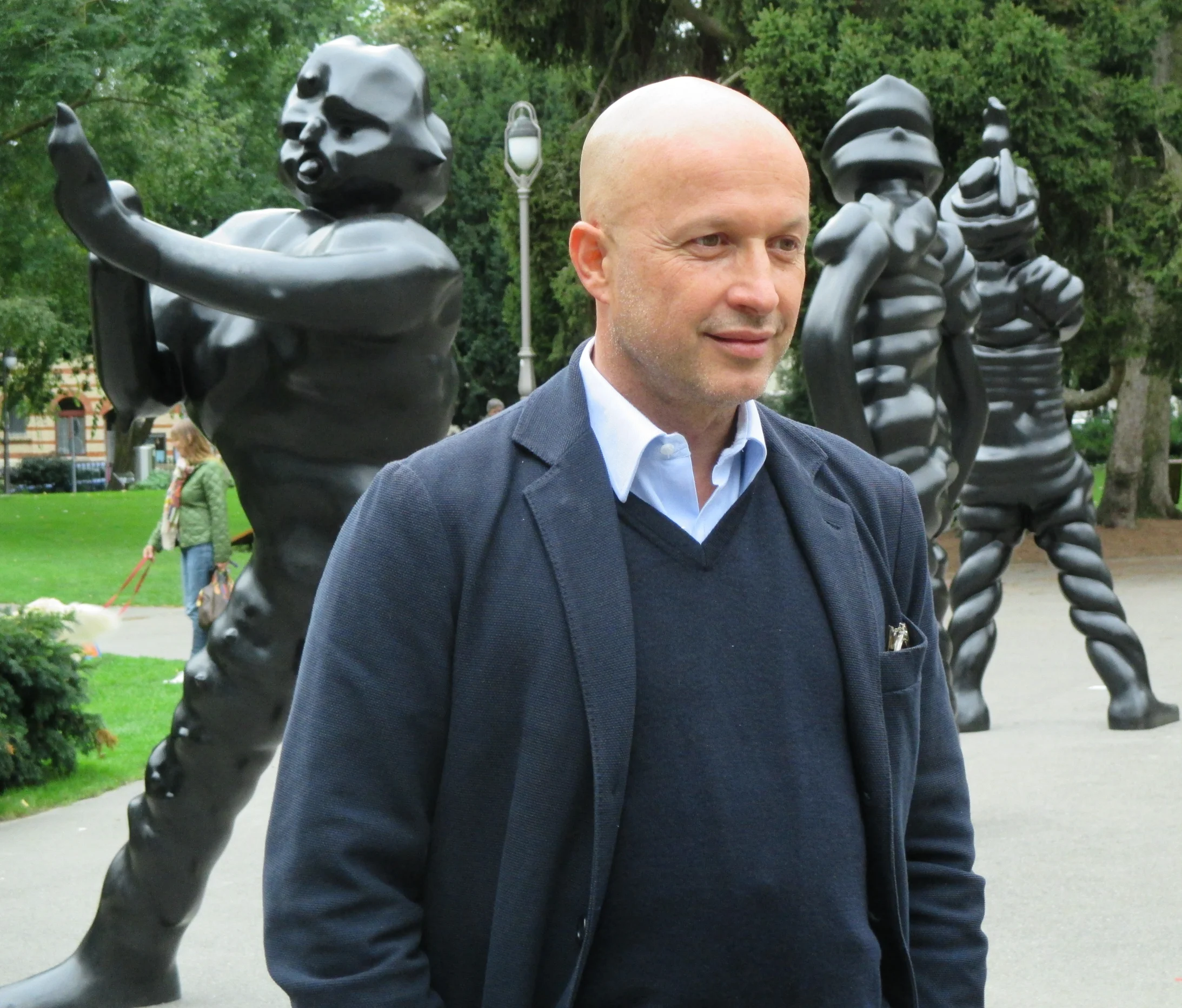 Sam Keller, „der fünfte große Geist“, Direktor der Fondation Beyeler (früher  Art Basel) mit drei der „Vier grossen Geister“ von Thomas Schütte (Bild: André Pfenninger)
