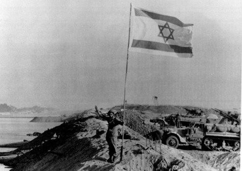 6. Oktober 1973: Beginn des Yom Kippur-Krieges. Die ägyptische und die syrische Armee greifen Israel an. Den Ägyptern gelingt es zunächst, über den Suezkanal auf die Sinai-Halbinsel vorzustossen. Syrische Panzer durchbrechen die Waffenstillstandslinie auf den Golanhöhen. Den zunächst traumatisierten Israeli gelingt es, beide Armeen zurückzudrängen. Eine ganze ägyptische Armee wird auf dem Sinai eingekesselt. Am 25. Oktober wird ein Waffenstillstand geschlossen. Die arabischen Ölproduzenten verhängen einen …