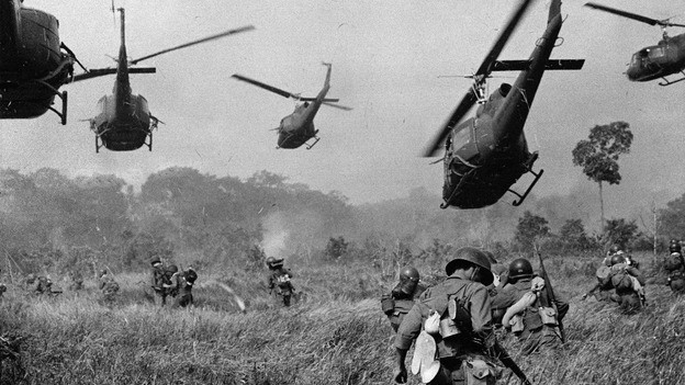1965: Amerikanische Helikopter sekundieren nordwestlich von Saigon, nahe der Grenze zu Kambodscha einen Vorstoss südvietnamesischer Soldaten. (Foto: AP/Horst Faas)
