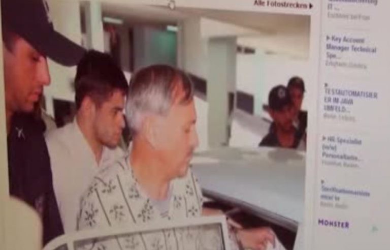 Der Geschäftsmann Helmut Hofer (vorn, re.) war im Iran angeblich wegen sexueller Beziehung zu einer Iranerin zum Tode verurteilt worden, doch Medien bezeichneten ihn als Geisel – um den in Deutschland inhaftierten Iraner Kazem Darabi freizupressen