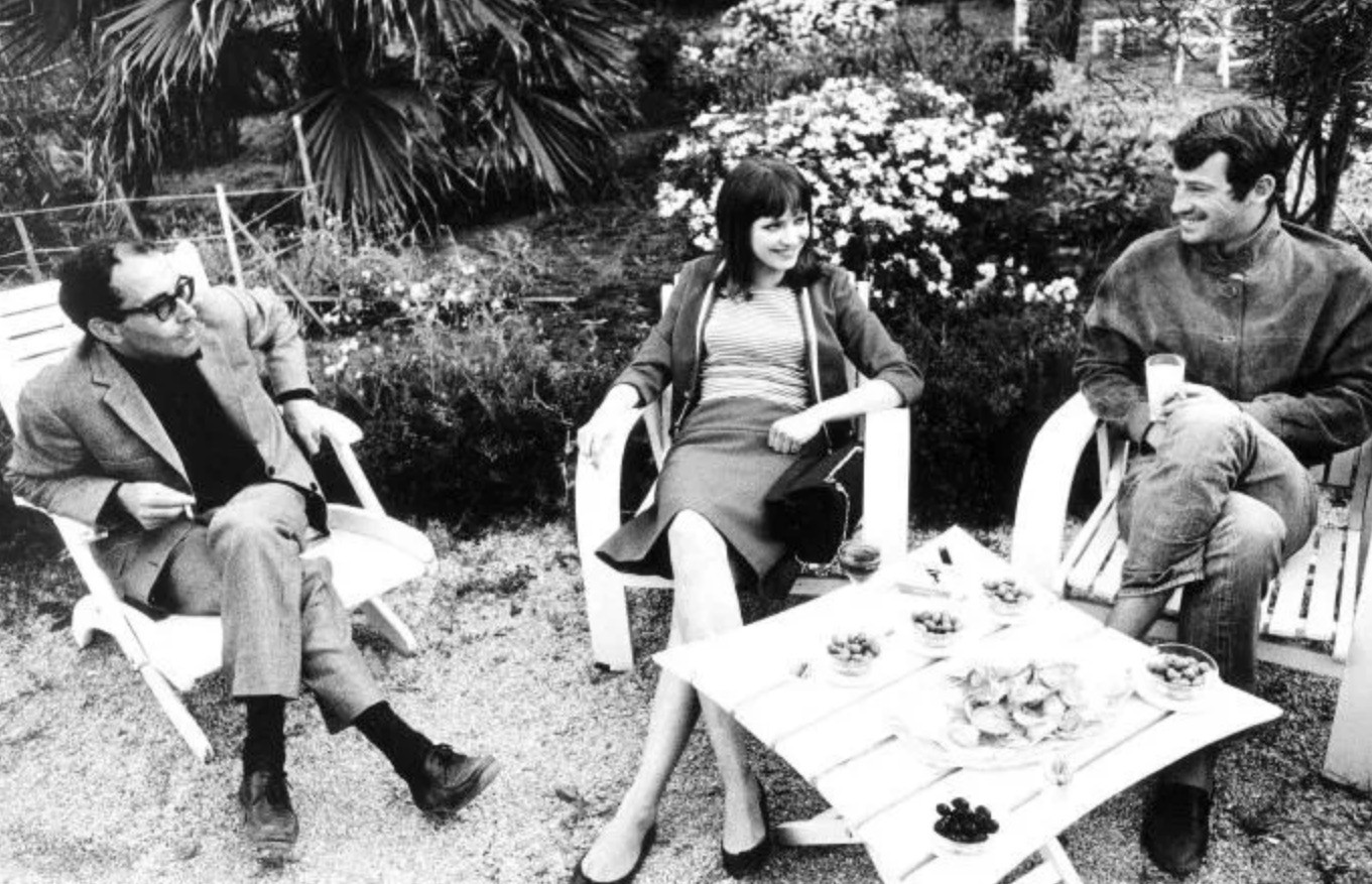 Pierrot le fou (1965): Godard, Anna Karina und Jean-Paul Belomondo während einer Drehpause