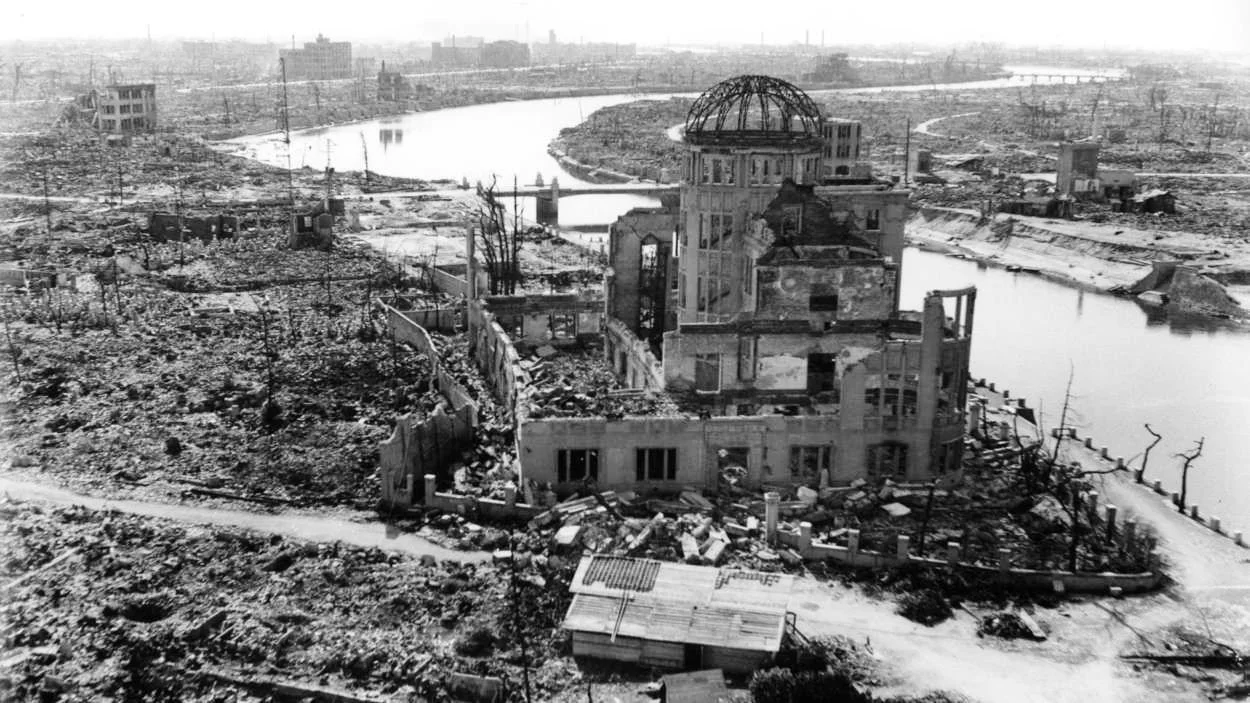 1945: Um 08.15 Uhr wirft der amerikanische Bomber «Enola Gay» die «Little Boy» genannte Atombombe auf Hiroshima ab. Die Stadt wird dem Erdboden gleichgemacht. 200‘000 Menschen sterben. (Bild: Hiroshima Peace and Memorial Museum)