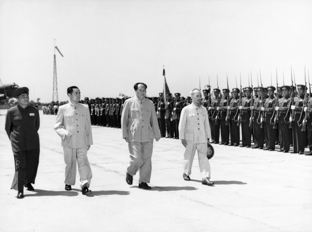 Ho Chi Minh, Vierter von links, wird im Juli 1955 bei seinem Staatsbesuch in China empfangen. Links neben ihm Mao Tse-tung und Chinas Aussenminister Tschu En-Lai. (Foto: KEYSTONE/PHOTOPRESS-ARCHIV/Str) 