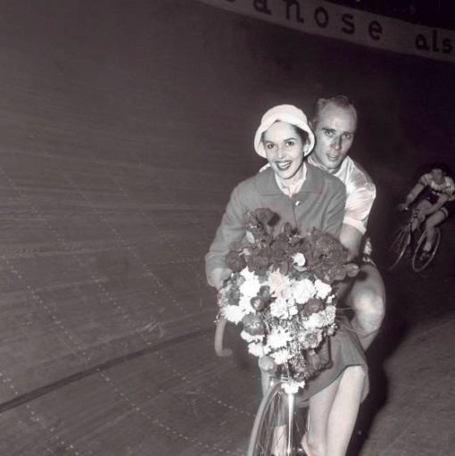 1964: Im Alter von 39 Jahren stirbt Hugo Koblet, einer der begnadetsten Velorennfahrer der Schweiz. Vier Tage zuvor raste er mit einem weissen Alfa Romeo Giulia zwischen Mönchaltdorf und Esslingen im Kanton Zürich in einen Birnbaum. Polizei und Verwandte vermuteten Suizid. Koblet flogen zwischen 1947 und 1955 die Siege nur so zu – und die Frauen auch. Mehrmals wurde der angehimmelte Hugo Schweizer Meister. Als erster Nicht-Italiener gewann er 1950 den Giro und 1951 die Tour de France. Ein französischer Jou…