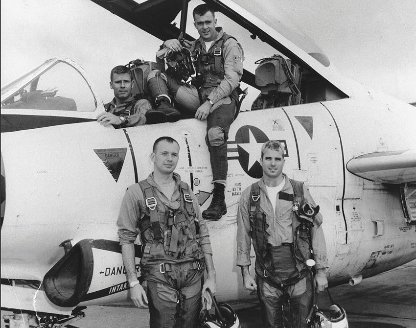 McCain (vorne rechts) war Kampfflugzeug-Pilot. Das Bild zeigt ihn 1965. (Foto: Keystone/EPA/Library of Congress)