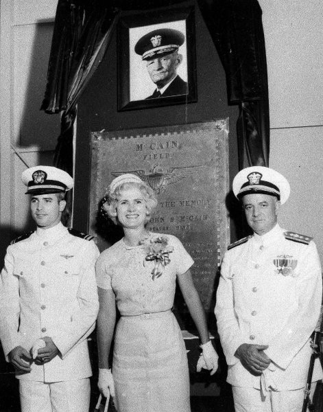 McCain (links) im Jahr 1961 mit seinen Eltern. Sein Vater und sein Grossvater waren Admiräle bei der US Navy. (Foto: Keystone/AP)