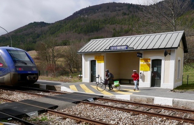 Bahnlinie von Grenoble nach Gap über den Col de la Croix Haute, Station Lus-la-Croix-Haute. Im Jahre 2016 fuhr der Zug noch wenige Mal pro Tag. Was macht wohl heute der Bahnhofbeamte in der roten Jacke, der eben den Zug abgefertigt hat?