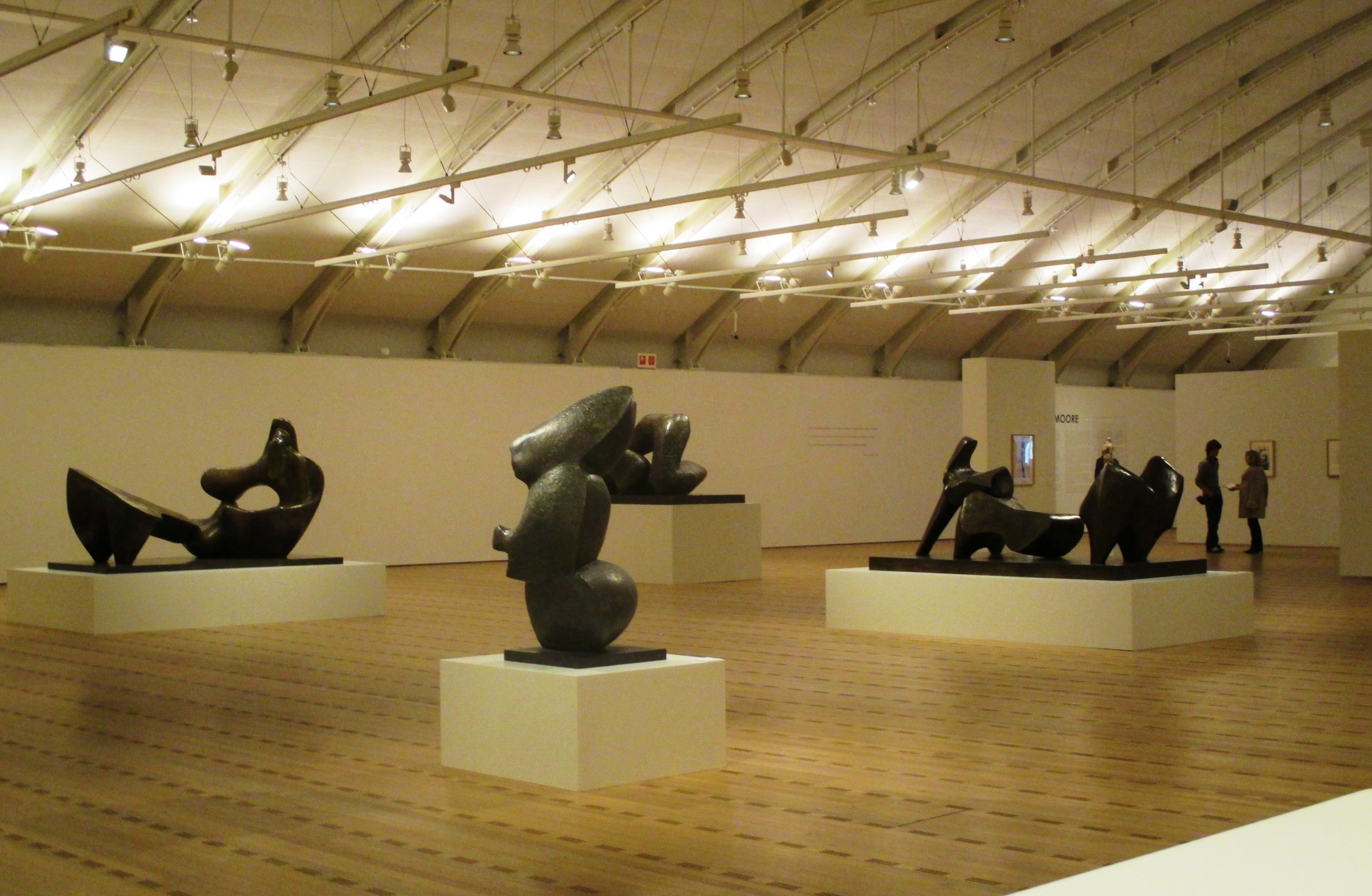 Blick in den grossen Ausstellungssaal im ZPK. Die Trennwände sind weg, es gab Platz für Schwergewichtiges, für Henry Moores Skulpturen.  (Bilder A. Pfenninger)

