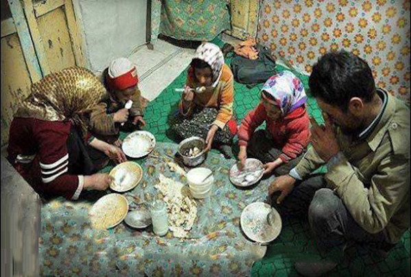 Einschätzungen gehen davon aus, dass jeder dritte Iraner sowie 70 Prozent der Arbeiter unter der staatlich festgesetzter Armutsgrenze leben!