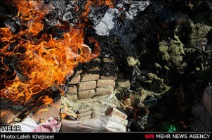 Die Regierung lässt in der Stadt Kerman beschlagnahmte Drogen verbrennen (Sommer 2013)