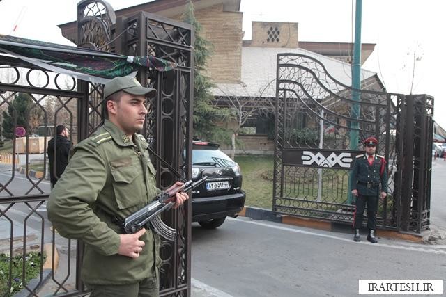 Der staatliche Hörfunk- und Fernsehsender in Teheran wird bewacht wie eine Kaserne