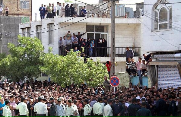 Hinrichtungen in der Öffentlichkeit ziehen viele Menschen an – Foto: Schaulustige bei einer öffentlichen Hinrichtung in der ostiranischen Stadt Maschhad