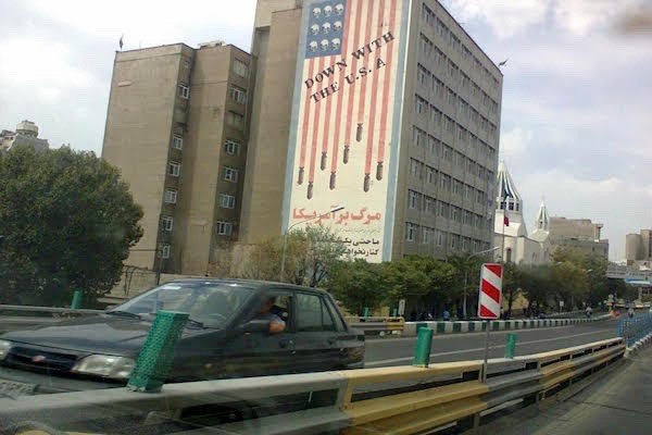Wird wieder Hasspropaganda gegen die USA zu einer Hauptaufgabe der Ayatollahs? (Foto: Eine alte Wandmalerei in Teheran)