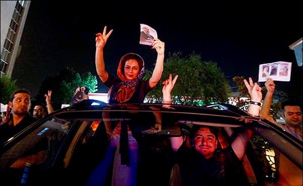 Besonders junge Frauen hatten Rouhani unterstützt, in der Hoffnung, die rechtliche Lage der Frauen würde sich verbessern – Foto: Freude auf einer Teheraner Straße nach Rouhanis Sieg