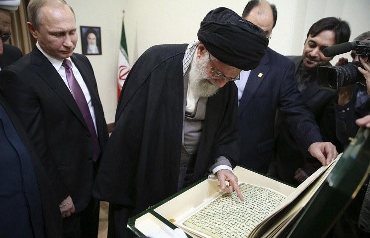 Russlands Präsident Wladimir Putin (l) besuchte 2015 Irans Staatsoberhaupt Ali Khamenei und schenkte ihm einen alten Koran