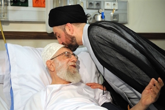 „Goldene Zeiten“: Iraks Schiitenführer Ammar al-Hakim (re.) besucht Irans Revolutionsführer Ali Khamenei im Teheraner Krankenhaus (September 2014)