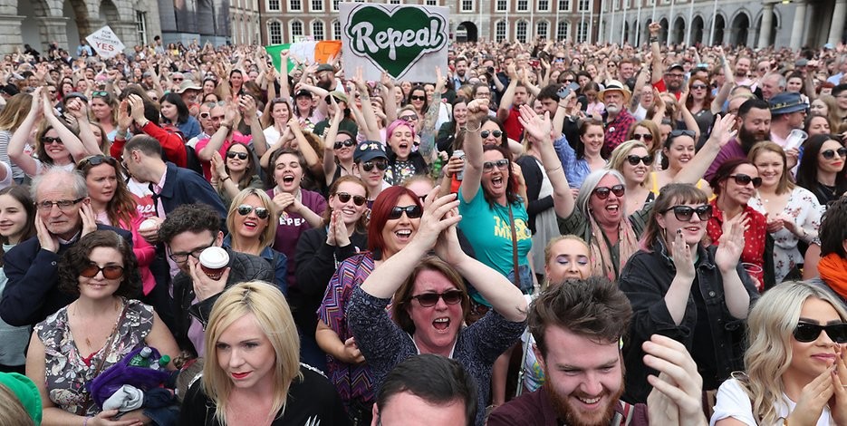 66,4 Prozent der Irinnen und Iren sprechen sich in einer Volksabstimmung für die Aufhebung des strikten Abtreibungsverbots aus. Die Stimmbeteiligung lag bei 64 Prozent. „Was wir heute sehen“, sagte der irische Premierminister Leo Varadkar, „ist der Höhepunkt einer stillen Revolution, die in Irland in den vergangenen 10 bis 20 Jahren stattgefunden hat. Die Menschen haben gesagt, dass wir eine moderne Verfassung für ein modernes Land wollen“. Die Abstimmung zeige, dass die Menschen in Irland Frauen respektie…