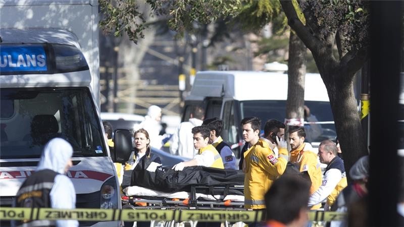 Bei einem Selbstmordanschlag zwischen der Hagia Sofia und der Blauen Moschee sterben zehn Menschen unter ihnen acht Deutsche. Der türkische Miniasterpräsident macht den "Islamischen Staat" für das Attentat verantwortlich. (Foto: Keystone/EPA/Tolga Bozoglu)