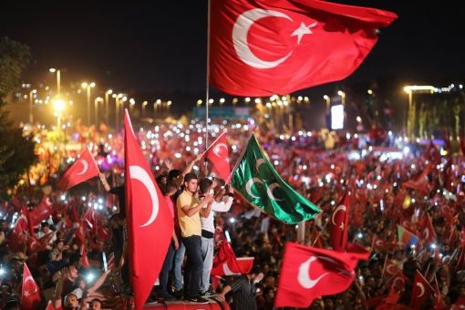 Zehntausende bekunden auf der Bosporus-Brücke in Istanbul ihre Solidarität mit dem türkischen Machthaber. Staatspräsident Recep Tayyip Erdoğan hatte nach dem Putsch eine beispiellose Säuberungswelle eingeleitet: Zehntausende Offiziere, Soldaten, Arbeiter, Studenten, Professoren, Richter und Beamte wurden verhaftet. Mehrere Hunderttausend verloren ihre Arbeit. Erdoğan kündigt ein erbarmungsloses Vorgehen gegen seine Gegner an. „Wir werden ihnen den Kopf abreissen“, ruft er am ersten Jahrestag des Putschvers…