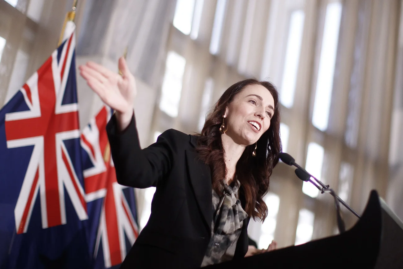 Die neuseeländische Premierministerin Jacinda Ardern verkündet am Freitag, 22. Oktober 2021 in Wellington das ehrgeizige Ziel, 90 Prozent der in Frage kommenden Bevölkerung gegen Covid-19 zu impfen und so die Lockdowns zu beenden. Nachdem Auckland, die grösste Stadt des Landes, wegen Corona mehr als zwei Monate im Lockdown war, geriet Ardern unter Druck, politisch einen Weg einzuschlagen, der zur Freiheit von derart einschneidenden Massnahmen führt. (Keystone/Pool Photo via AP, Robert Kitchin)