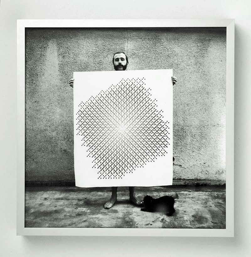 Ursel Jäger: Gottfried Jäger präsentiert seine Lochblendenstruktur 3.8.14 F 2.6, 1967 1968, Kamerafotografie, Silbergelatine-Barytpapier (Agfa-Record-Rapid 1, papierstark, hochgl.) 23 x 23 cm
