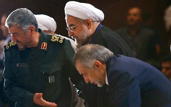 Präsident Rouhani (mitte) und General Djafari (links)