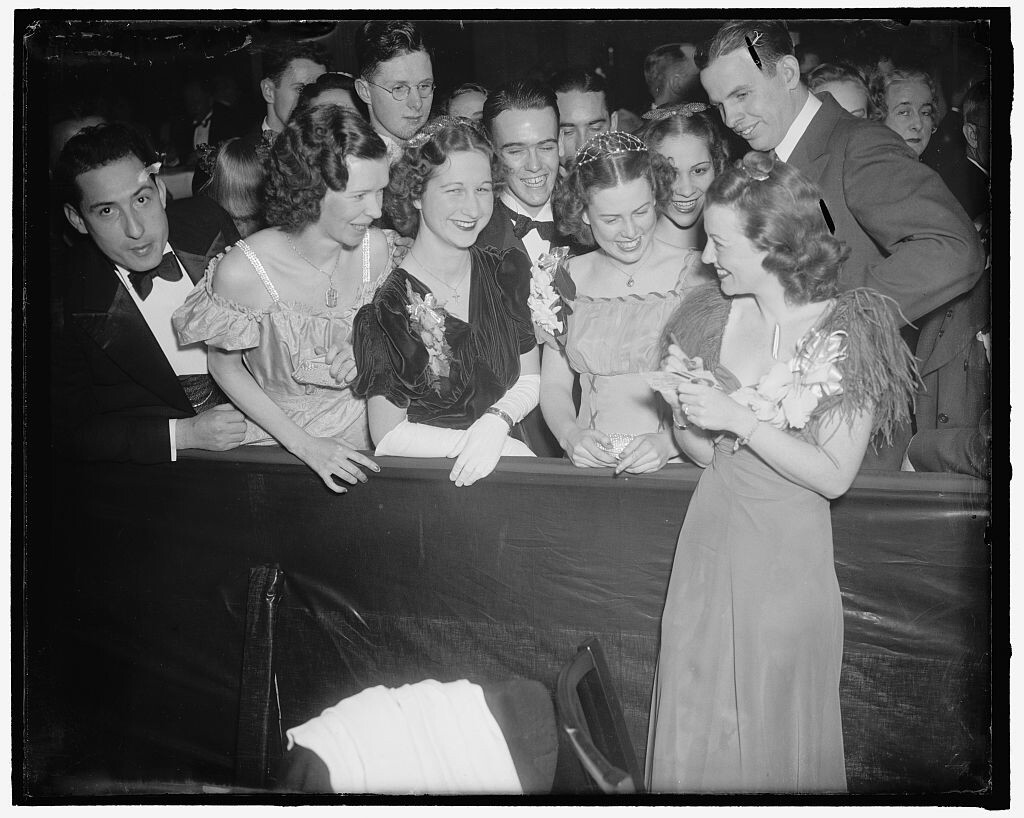 Die amerikanische Filmschauspielerin, hier rechts vorne mit Autogrammjägerinnen, ist die erste Frau, die einen Oscar als beste Hauptdarstellerin gewinnt. Das Bild stammt vom 29. Januar 1938. (Foto: Library of Congress)