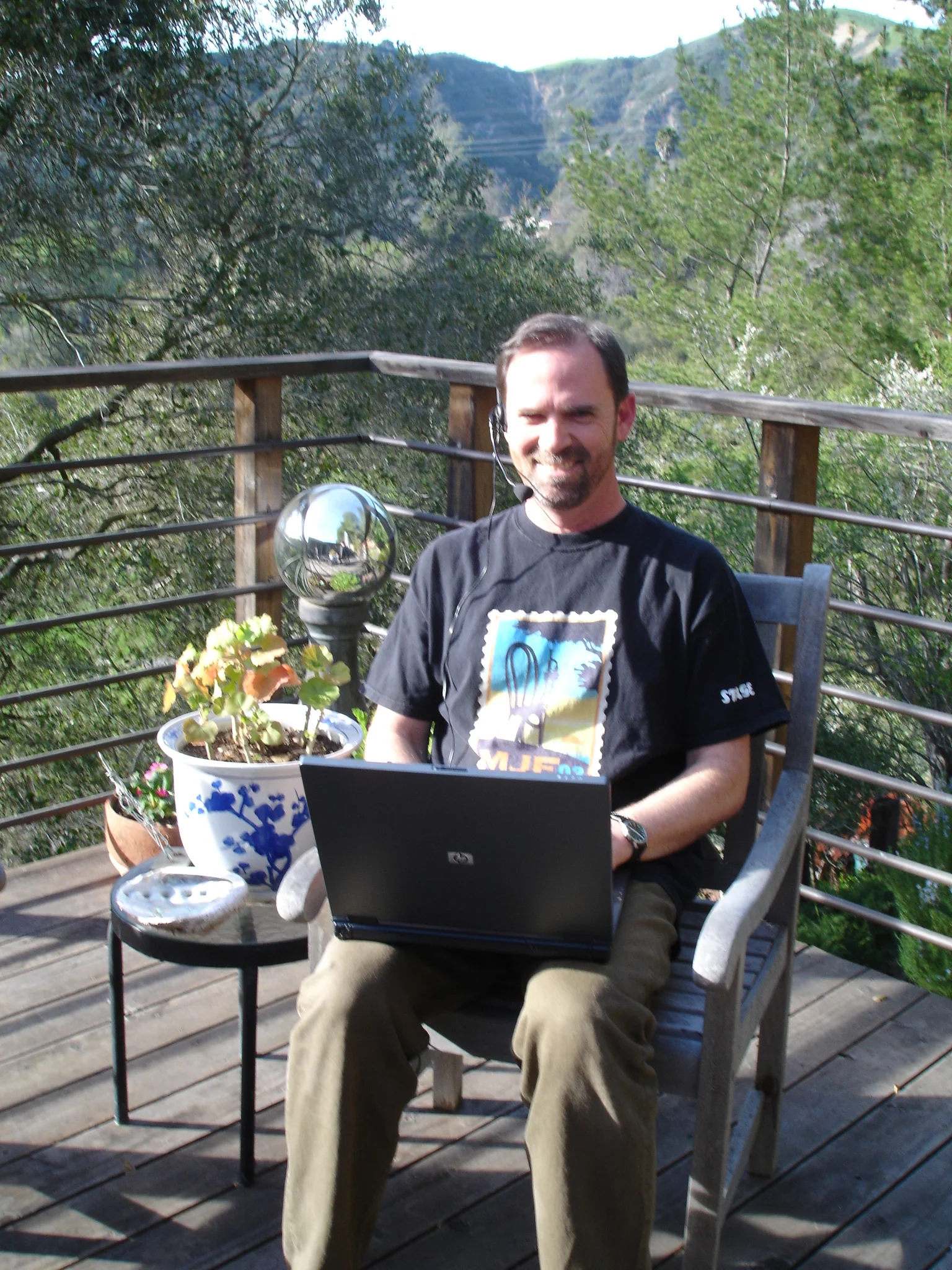 Lernen auf der Terrasse.  Jim Merical aus Kalifornien gehört zu den ersten Studenten von "Learn French at Home". Noch immer bucht er Kurse. Seine Motivation: "J'adore la France".