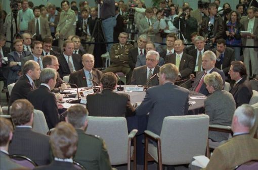 Auf der Wright-Patterson Air Force Base bei Dayton (Ohio) paraphieren der serbische Präsident Slobodan Milošević (hinten rechts), der kroatische Präsident Franjo Tuđjman (hinten in der Mitte) und der bosnisch-herzegowinische Präsident Alija Izetbegović (hinten links) den Dayton-Vertrag. Unterzeichnet wird das Abkommen, das den Krieg in Bosnien beendet und die künftige Gestaltung von Bosnien-Herzegowina regelt, am 14. Dezember 1995 in Paris. Ausgehandelt wurde das Vertragswerk von den USA und der EU. (Foto:…