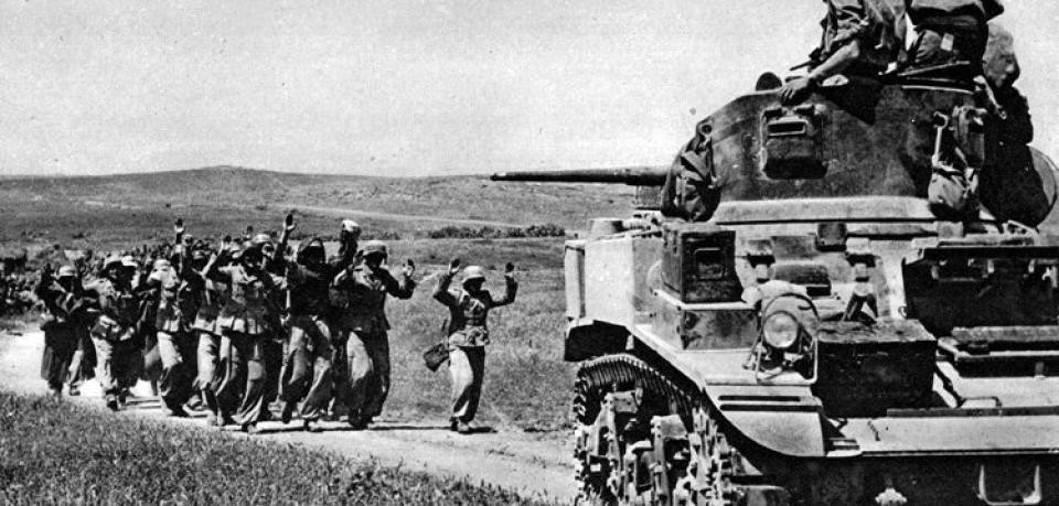 Letzte Einheiten des deutschen Afrika-Korps unter Generaloberst Hans-Jürgen von Arnim kapitulieren am Kap Bon in Tunesien. Damit ist der Afrika-Feldzug der Achsenmächte Deutschland und Italien nach drei Jahren zu Ende. 40'000 Menschen starben oder wurden verletzt. 275'000 Deutsche und Italiener wurden als Kriegsgefangene genommen. Eine Woche zuvor hatte eine britische Panzerdivision Tunis erobert. 18'600 Angehörige der deutschen Wehrmacht waren in Afrika gefallen. (Foto: topfoto/United Archives)