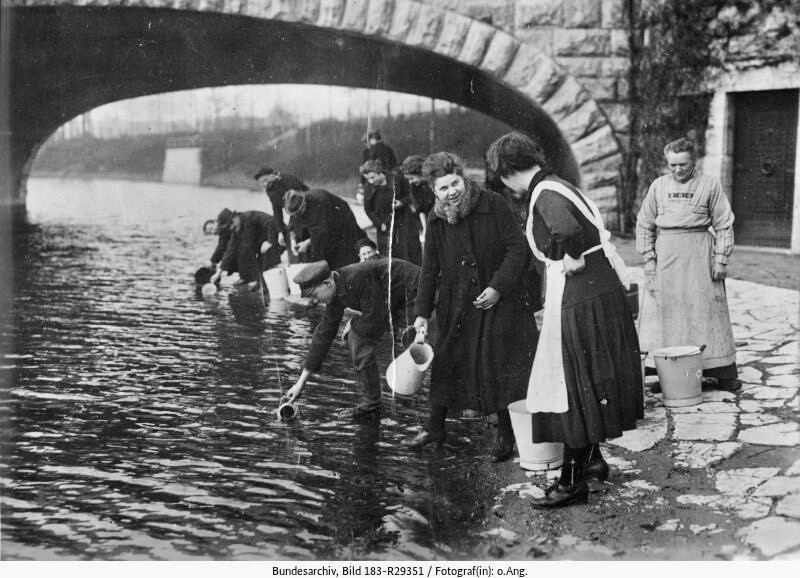 Da wegen des Generalstreiks in Berlin die Wasserversorgung ausfällt, holen sich Berlinerinnen Wasser von den Plauschwiesen in Neutempelhof. (Bild: Deutsches Bundesarchiv 183-R29351, März 1920)