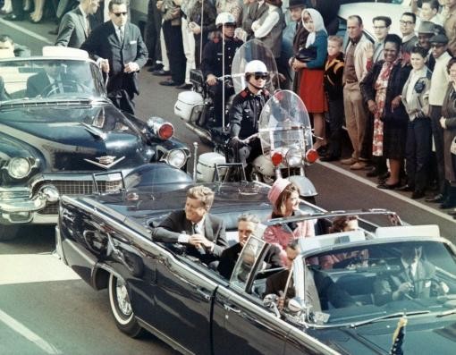 22. November 1963: Der amerikanische Präsident John F. Kennedy, der sich auf einer Wahlkampftour in Dallas/Texas befindet, wird während seiner Fahrt im offenen Wagen erschossen. Der kurz darauf festgenommene mutmasslicher Schütze wird zwei Tage später vom Nachtklubbesitzer Jack Ruby erschossen. Über die Hintergründe der Tat wird noch heute spekuliert.