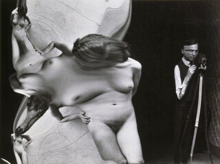 Distorsion n° 41, 1933 (Verzerrung Nr. 41)
[mit Selbstporträt von André Kertész]
Silbergelatine-Abzug, späterer Abzug, 18,5 x 24,7 cm
Collection Maison Européenne de la Photographie, Paris