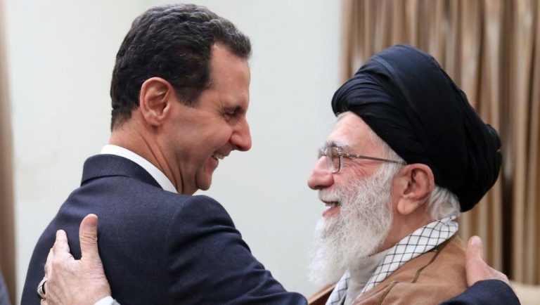 Irans Staatsoberhaupt Ali Khamenei (re.) empfängt Syriens Präsident Bashar al Assad
