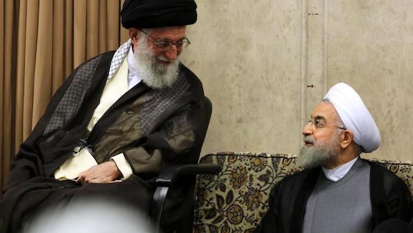 Die Sitzordnung zeigt auch im Iran die Hierarchie unter den Politikern – auf dem Foto der mächtigste Mann des Iran, Revolutionsführer Ali Khamenei (links) und sein Untertan, der Regierungschef Hassan Rouhani