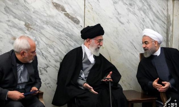 Nicht Irans Regierungschef Rouhani (rechts) oder Außenminister Zarif (links) entscheiden über außenpolitische Fragen des Iran, sonder das Staatsoberhaupt Ali Khamenei (Mitte)!
