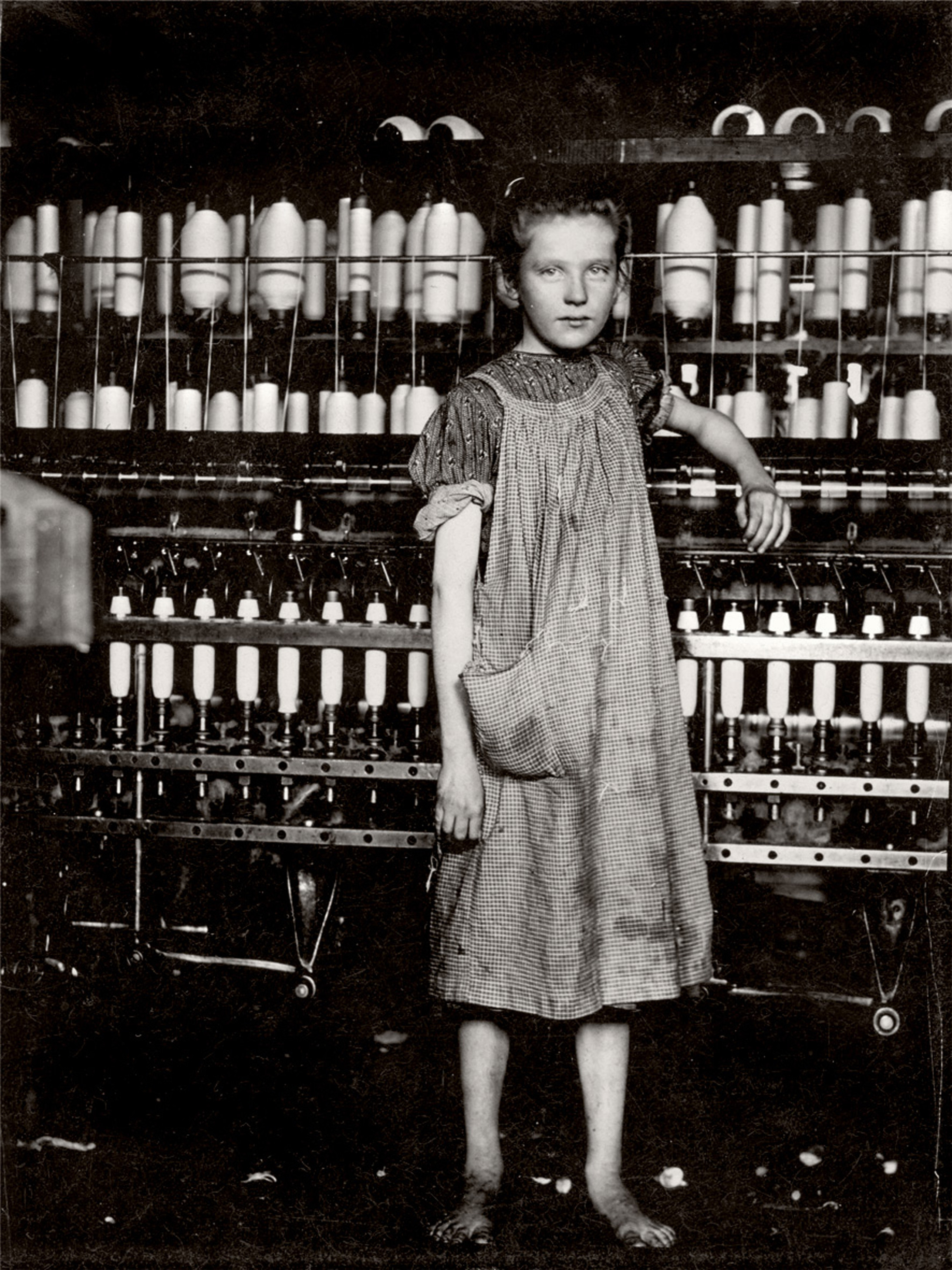 Lewis Hine,
Spinner in New England mill (Spinner in einer Fabrik in New England), 1913
Silbergelatine-Abzug, 12.6 x 10.1 cm
©Sammlung des George Eastman House, Rochester