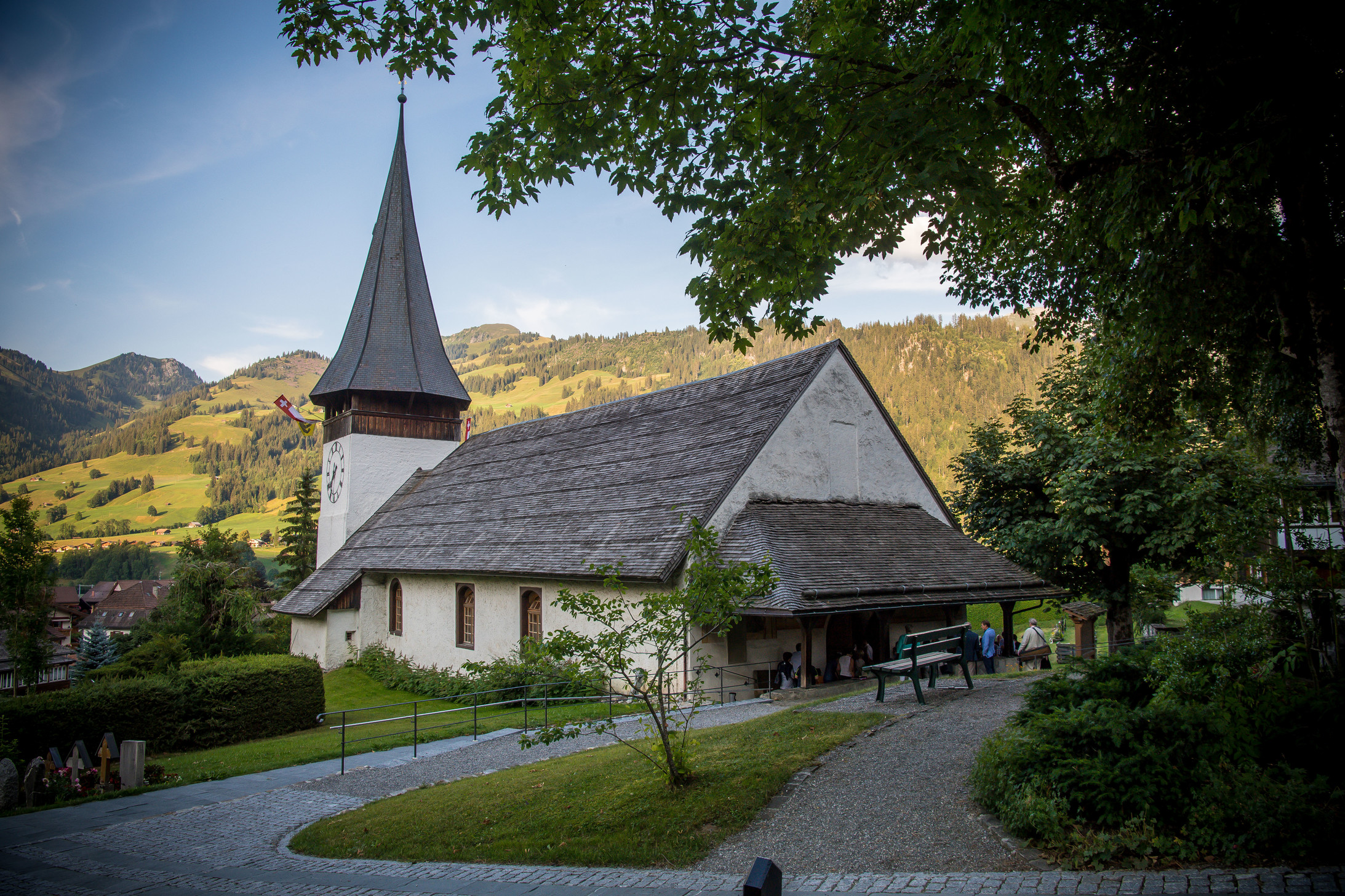 Die Kirche von Zweisimmen: malerisches Schauplatz für ein aussergewöhnliches Konzert  © Foto Raphaël Faux