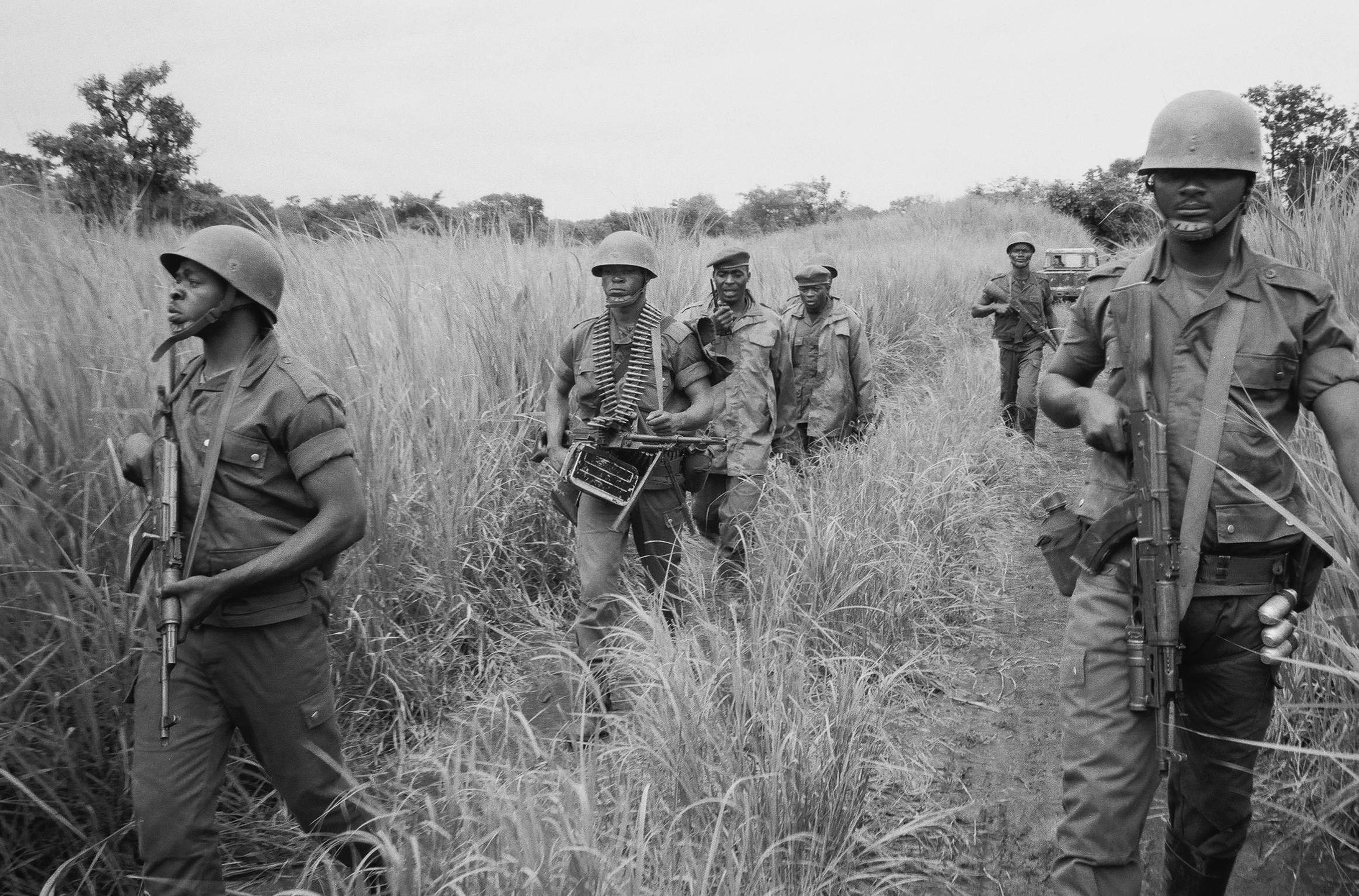 Die kongolesischen Soldaten wirken hilflos gegenüber den Rebellen, die sich hier im hohen Schilfgras verstecken. Der Kongo gehört zu den Rückzuggebieten der LRA. Erstes Ziel der „Widerstandsarmee des Herrn“ ist es, die Regierung in Uganda zu stürzen und dort einen „moralisch reinen“ Gottesstaat zu errichten.