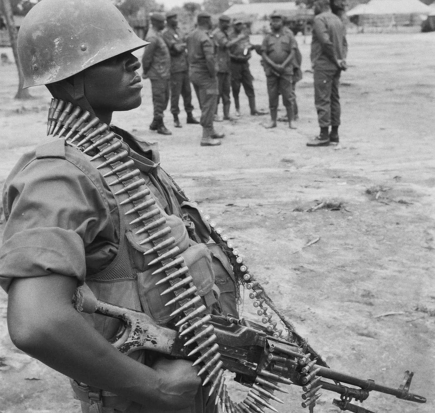 Die kongolesische Regierungsarmee kämpft hier gegen die christliche „Widerstandsarmee des Herrn“ (Lord’s Resistance Army, LRA). Diese will einen Gottesstaat auf der Basis der Zehn Gebote errichten. Den Regierungstruppen gelingt es nur selten, der beispiellosen Brutalität der Rebellen Einhalt zu gebieten.